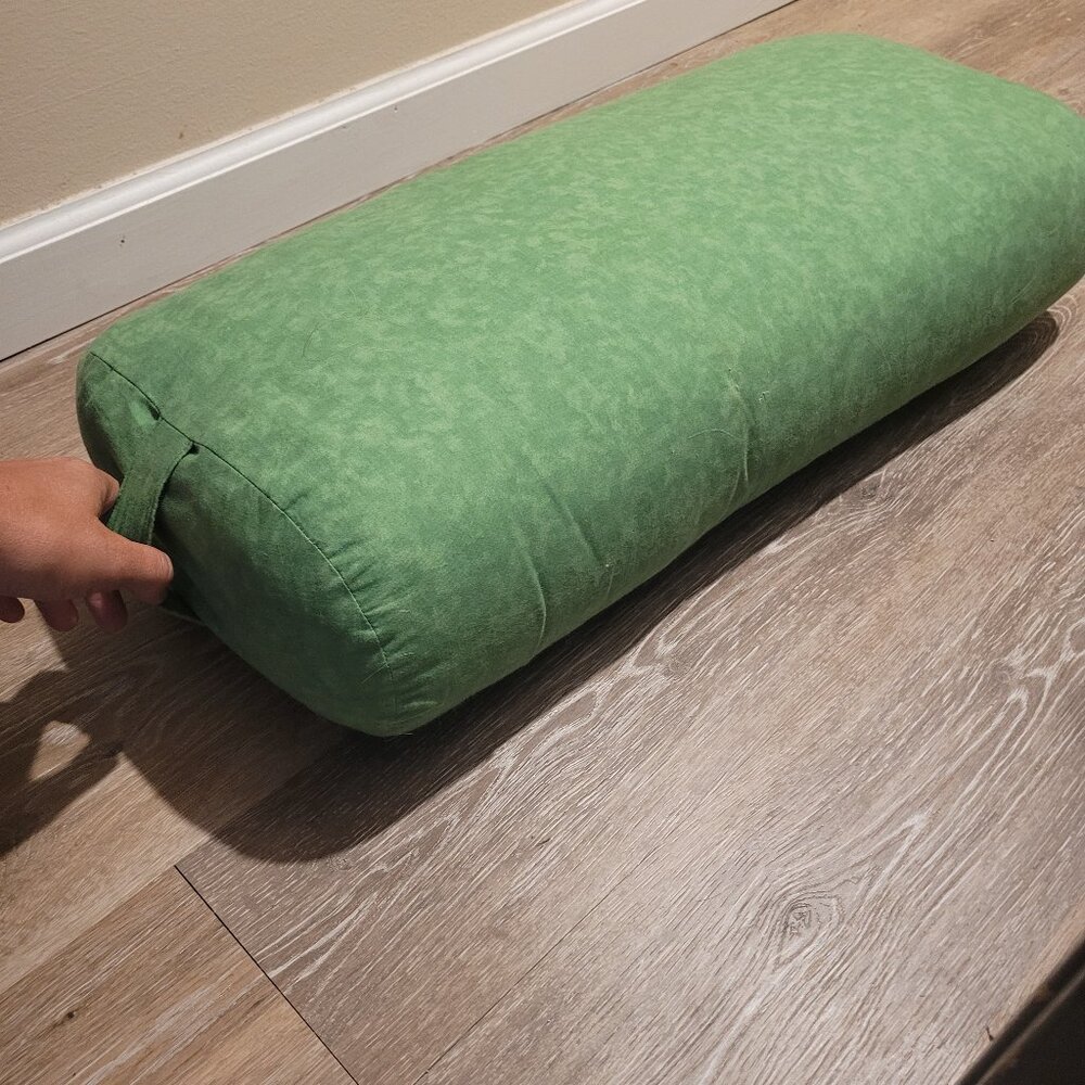 Yoga pillow with handle